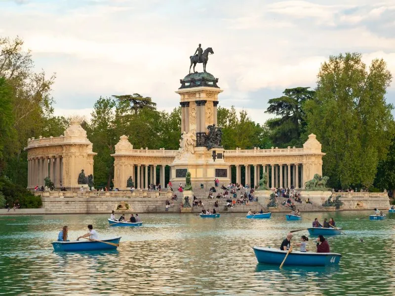 Công viên EI Retiro ở Madrid