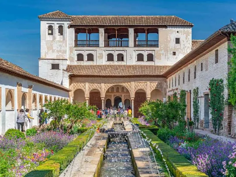 Không khí mát mẻ dễ chịu tại Alhambra vào mùa xuân