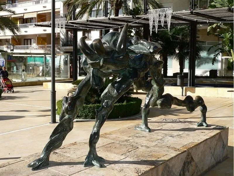 Tác phẩm Elefante cósmico của Salvador Dali