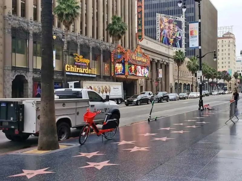 Dạo bộ trên Đại lộ Danh vọng Hollywood