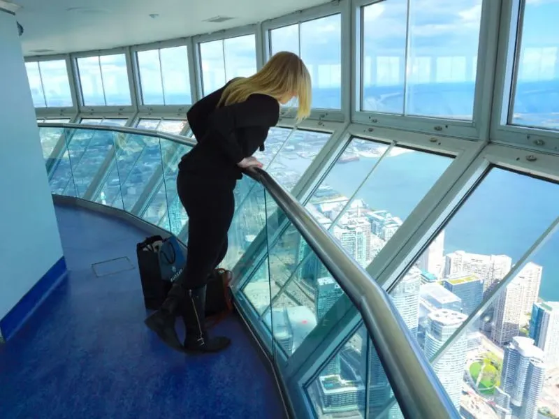 Ngắm cảnh thành phố Toronto từ tòa tháp CN