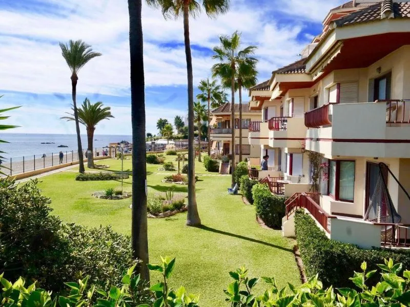 Lối đi bộ ven biển thơ mộng tại Riviera del Sol