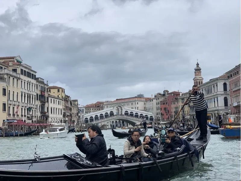 Di chuyển tại Thành phố Venice