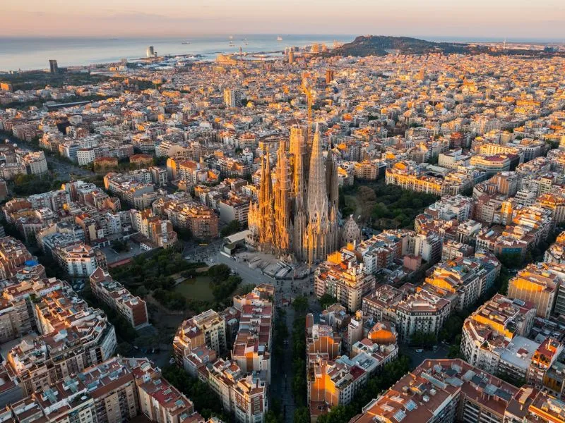 Leo lên các tòa tháp tại Sagrada Familia ngắm toàn cảnh Barcelona