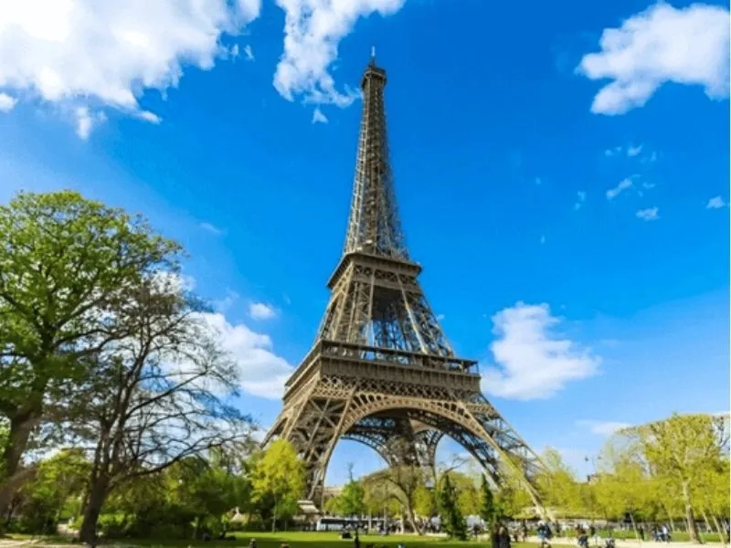 Tháp Eiffel là biểu tượng bất hủ của nước Pháp (ảnh sưu tầm)
