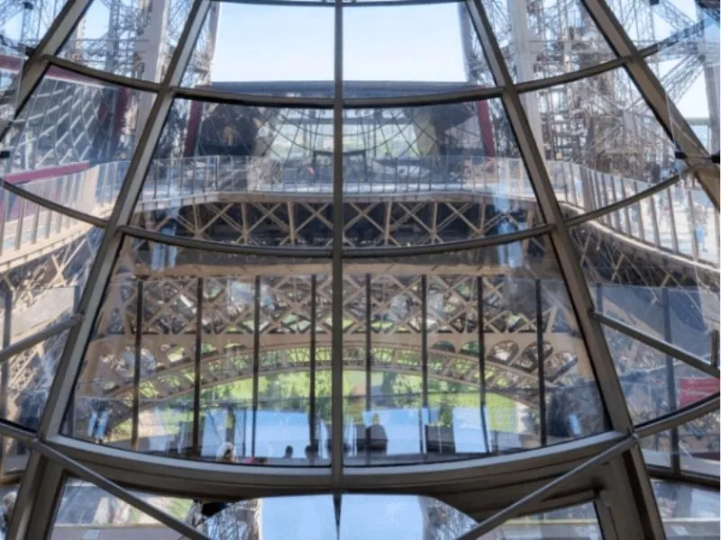 Tháp Eiffel tại khu vực tầng 1