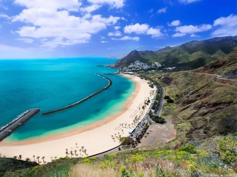Bãi biển thơ mộng Playa de las Teresitas
