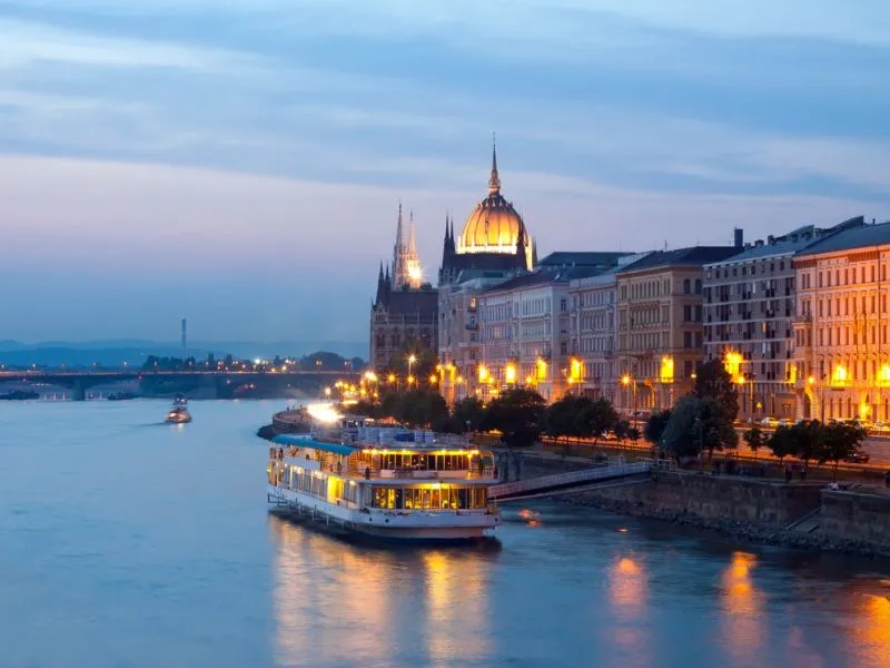 Du thuyền ngắm cảnh dọc sông Danube