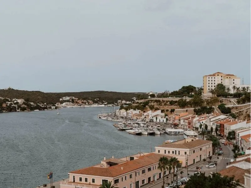 Di chuyển đến Menorca như thế nào?