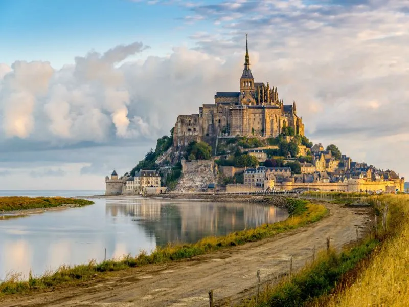 Từ tháng 3 đến tháng 10 là lý tưởng nhất để khám phá Mont Saint Michel