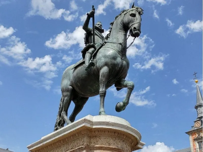 Chiêm ngưỡng bức tượng Vua Felipe III tại Plaza Mayor