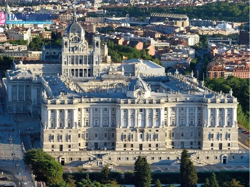 Cung điện hoàng gia Madrid lộng lẫy giữa lòng thủ đô Tây Ban Nha