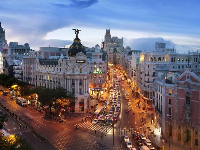 Gran Vía - con phố mua sắm sầm uất bậc nhất Madrid