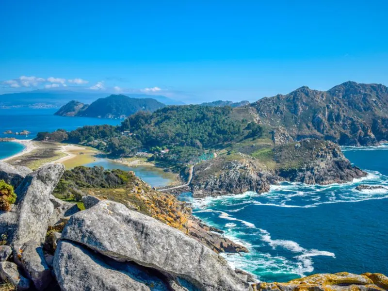 Mùa cao điểm ở Galicia kéo dài từ giữa tháng 5 đến giữa tháng 9