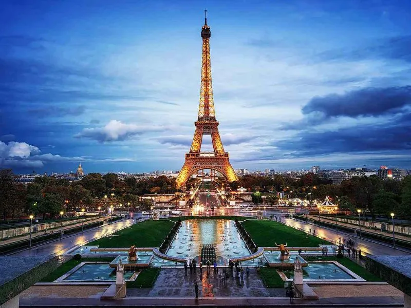 Paris với tháp Eiffel rực rỡ