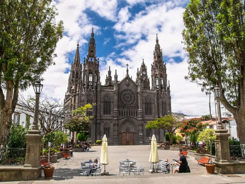  Nhà thờ San Juan Bautista thị trấn Arucas