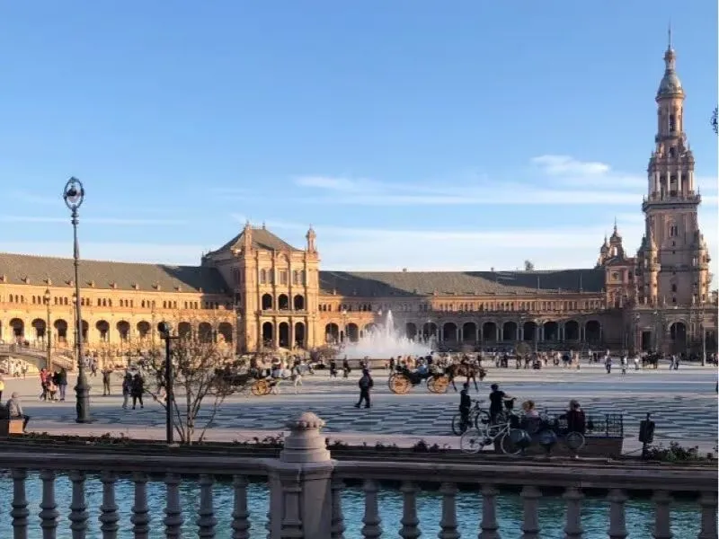 Thời gian lý tưởng nhất để ghé thăm Plaza de España