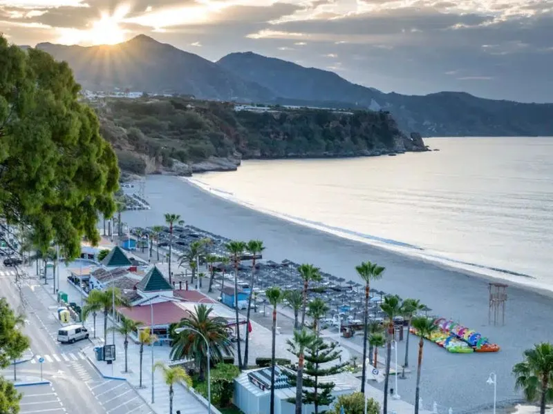 Bãi biển Playa de Burriana ở Nerja