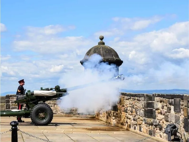 Khẩu pháo One O'clock Gun