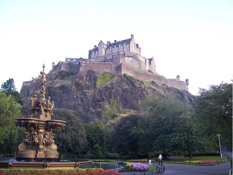 Di chuyển đến lâu đài Edinburgh