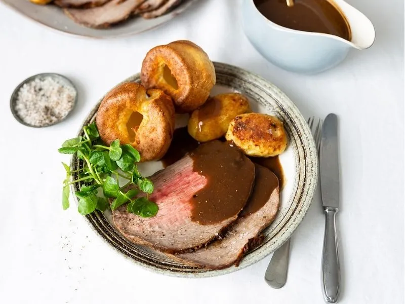 Món Sunday roast thơm lừng với Yorkshire pudding