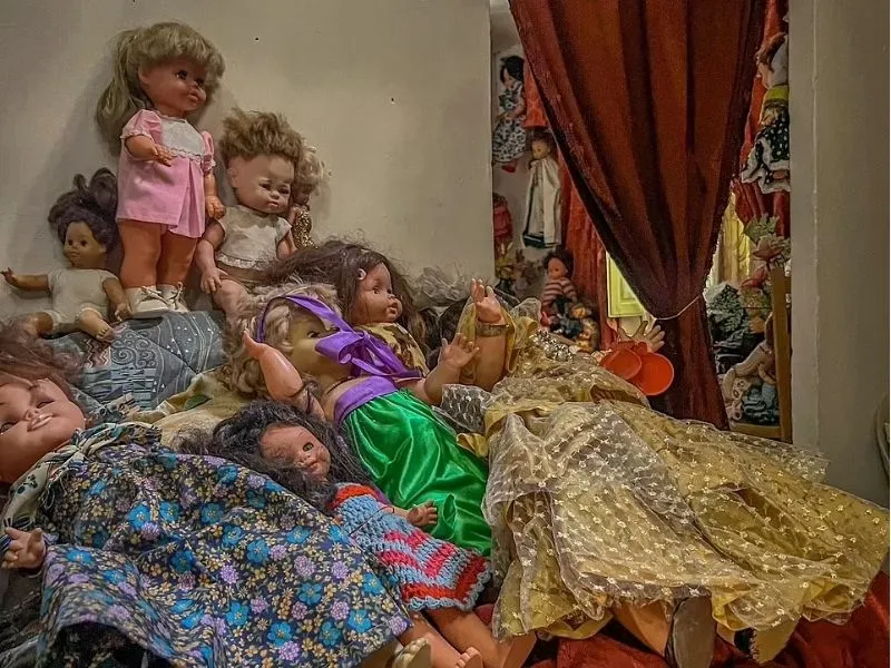 Những con búp bê bên trong lâu đài 