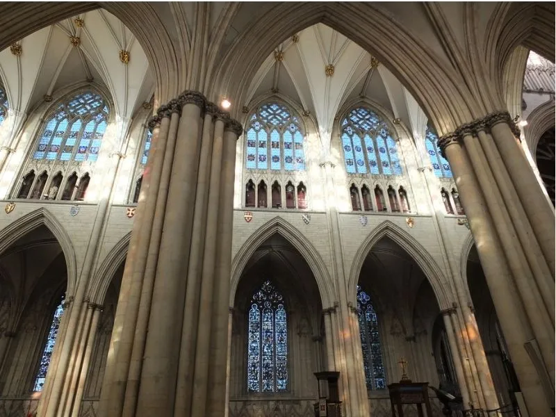 Cột trụ tỉ mỉ của nhà thờ