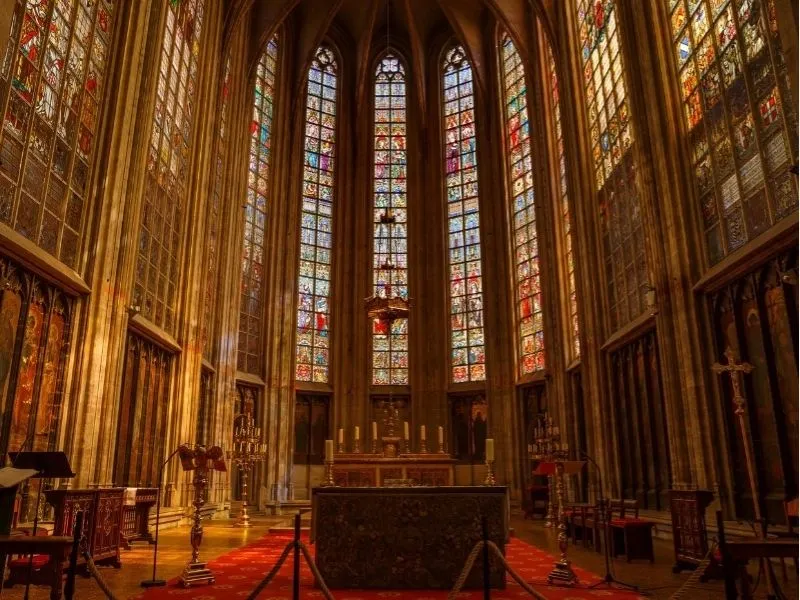 Khung cảnh thiêng liêng nhà thờ