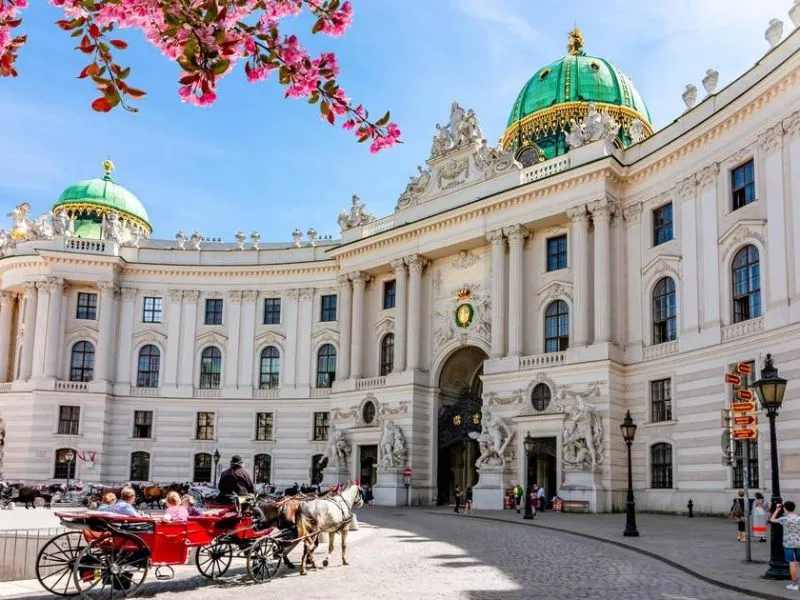 Cung điện Hofburg khởi nguồn từ thế kỷ 13