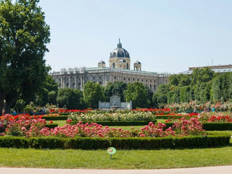 Thời điểm lý tưởng để tham quan cung điện Hofburg là vào mùa xuân hoặc mùa thu