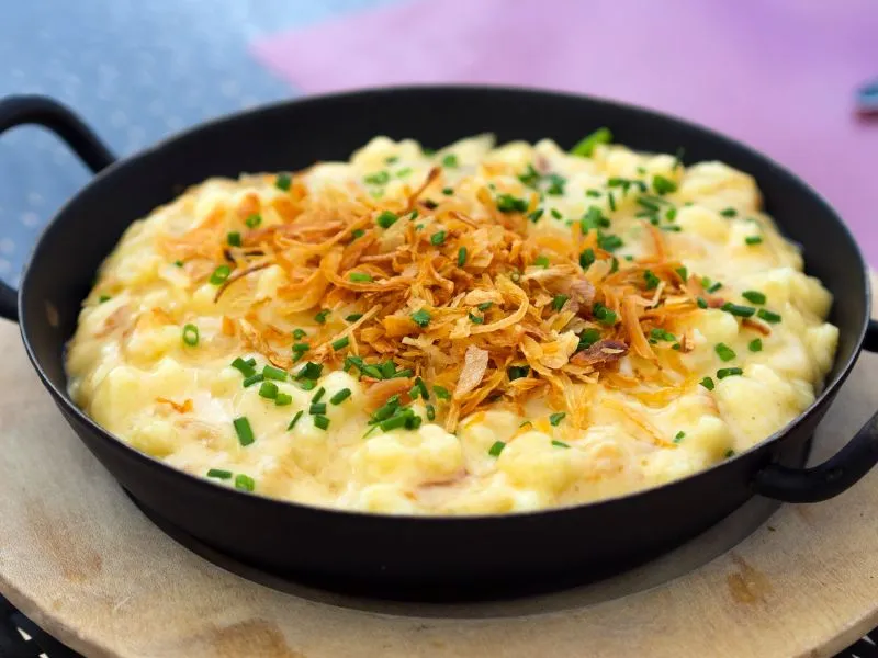 Kasspatzln - Mỳ trứng phủ phô mai kéo sợi