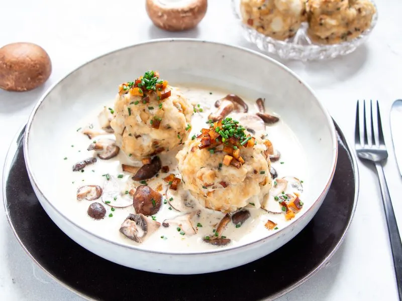 Tiroler Speckknödel - Bánh bao nhân thịt xông khói