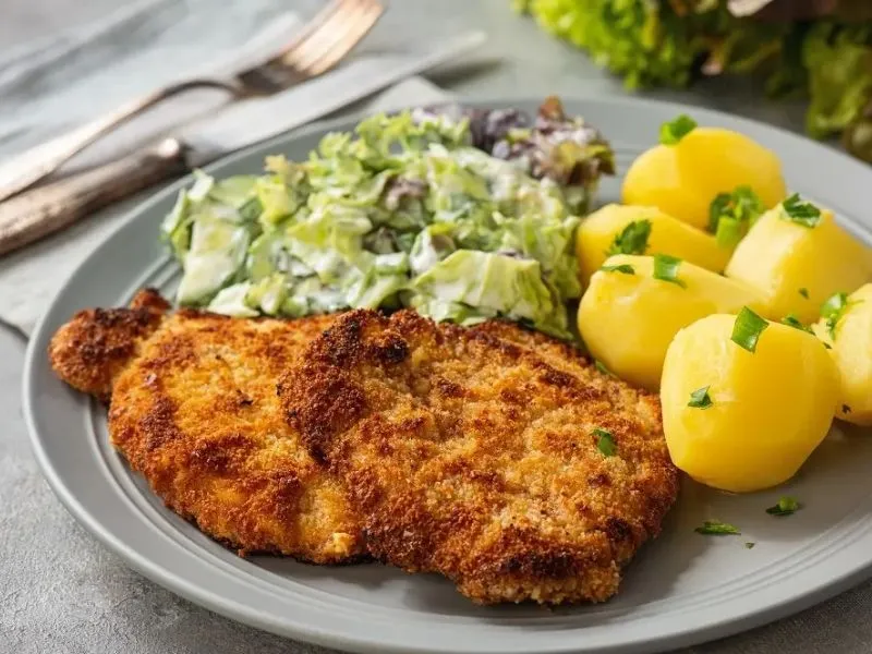 Kotlet Schabowy là món cốt lết heo tẩm bột chiên xù