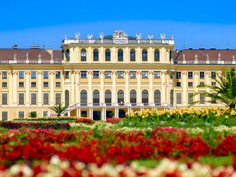 Khám phá vẻ đẹp lộng lẫy của Cung điện Schonbrunn tại Vienna