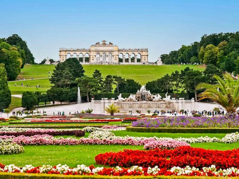 Nên tham quan cung điện Schonbrunn vào mùa xuân và thu