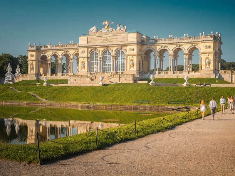Gloriette được xây dựng năm 1775