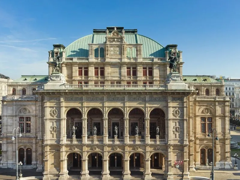 Nhà hát Opera Quốc gia Vienna chính thức khai trương vào năm 1869