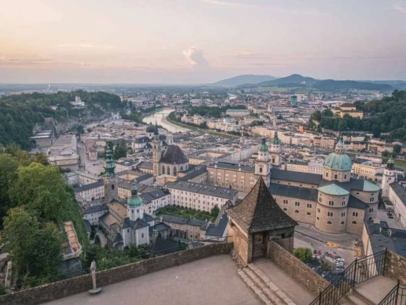 Ngắm toàn cảnh Salzburg và dãy Alps