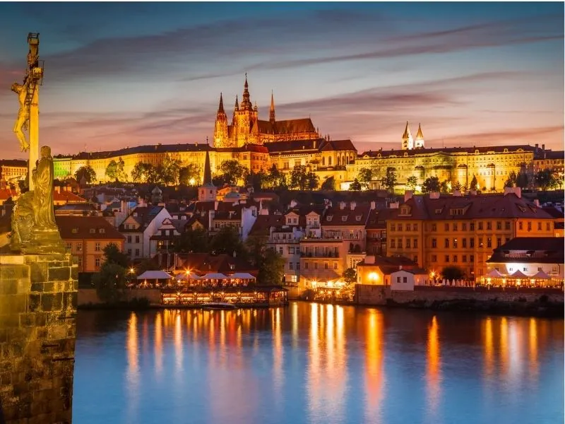 Tầm nhìn từ cầu sang lâu đài Praha