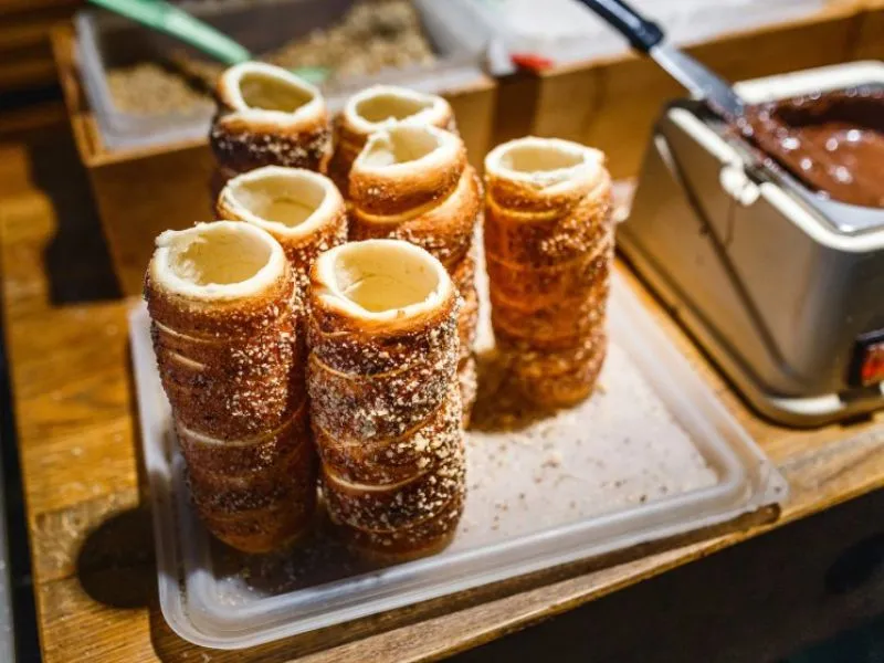 Bánh ngọt hình ống - Trdelnik