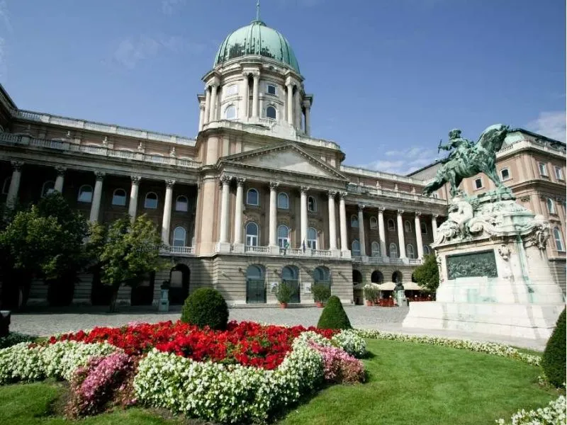 Cung điện hoàng Gia