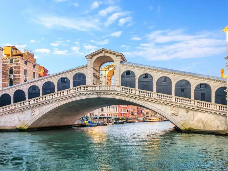 Cầu Rialto - một biểu tượng nổi tiếng khác của Venice