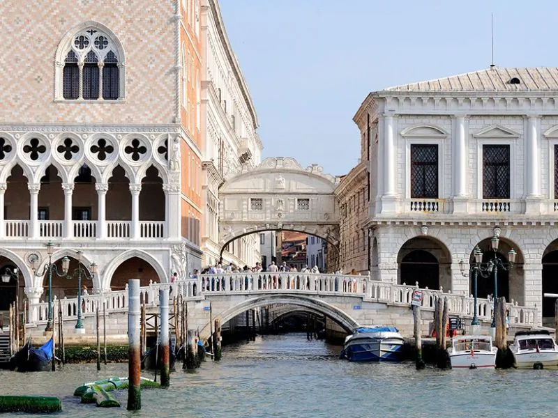 Điểm chụp ảnh kinh điển là từ cầu Ponte della Paglia