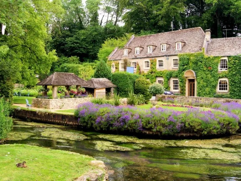 Nên du lịch làng cổ Bibury vào mùa xuân và thu