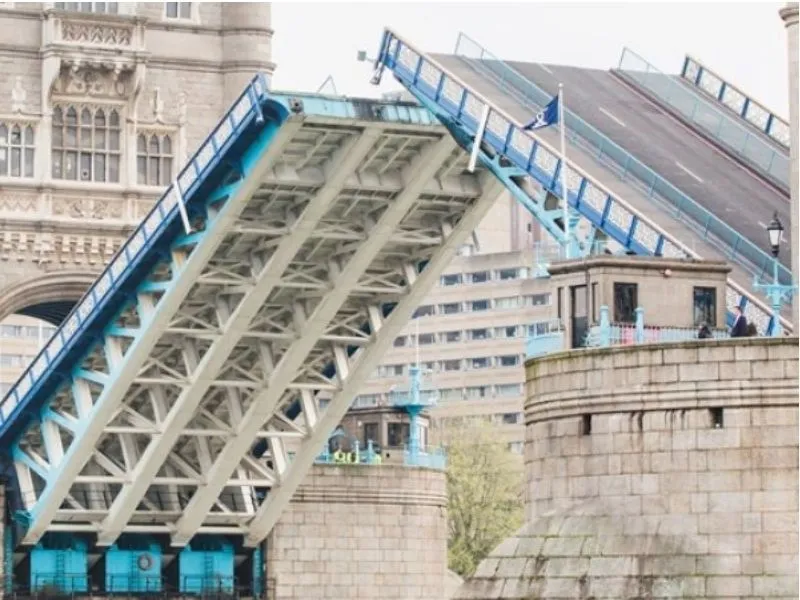 Cầu Tháp London được nâng lên khi tàu lớn sang