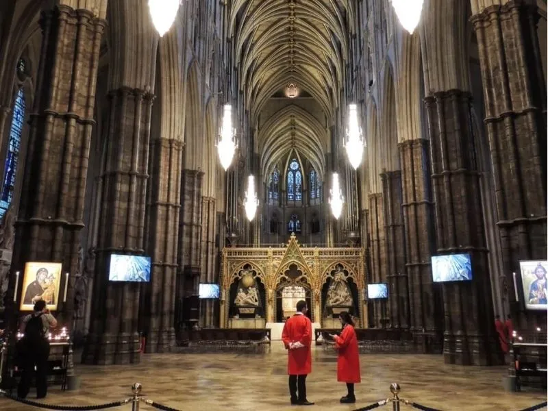 Gian giữa Tu viện Westminster