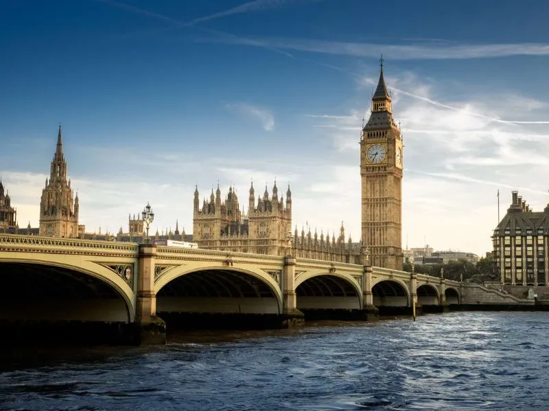 Bạn nên đặt vé trước khi tham quan tháp đồng hồ Big Ben