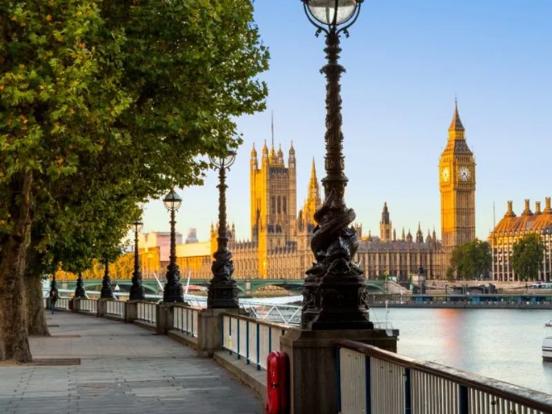 đi bộ dọc theo dòng sông Thames