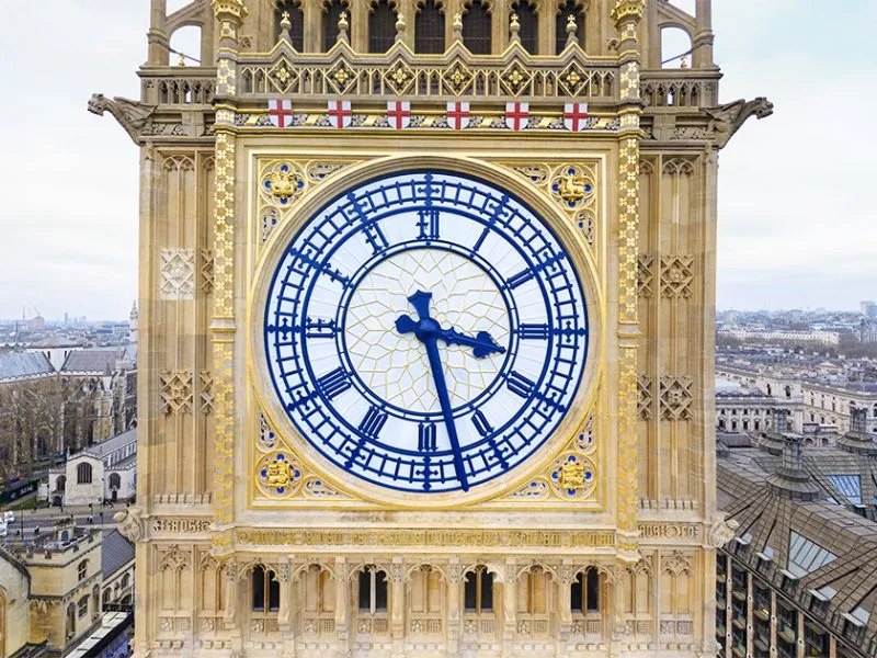 Mỗi mặt đồng hồ có đường kính tới 7 mét