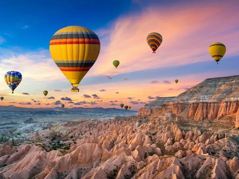 bay khinh khí cầu trên bầu trời Cappadocia